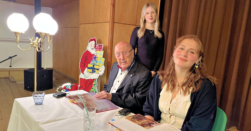 Frank Dreihaupt, Pianistin Melanie Gierth und Helen Ziekau auf der Kulturhausbühne in Tangerhütte.