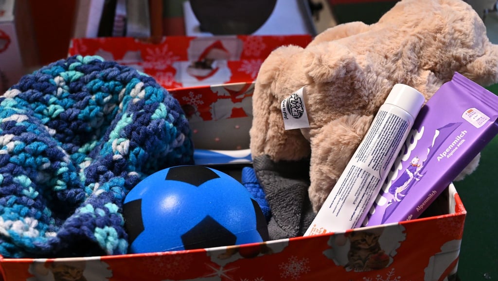 In der Berliner Weihnachtswerkstatt werden die Päckchen kontrolliert.