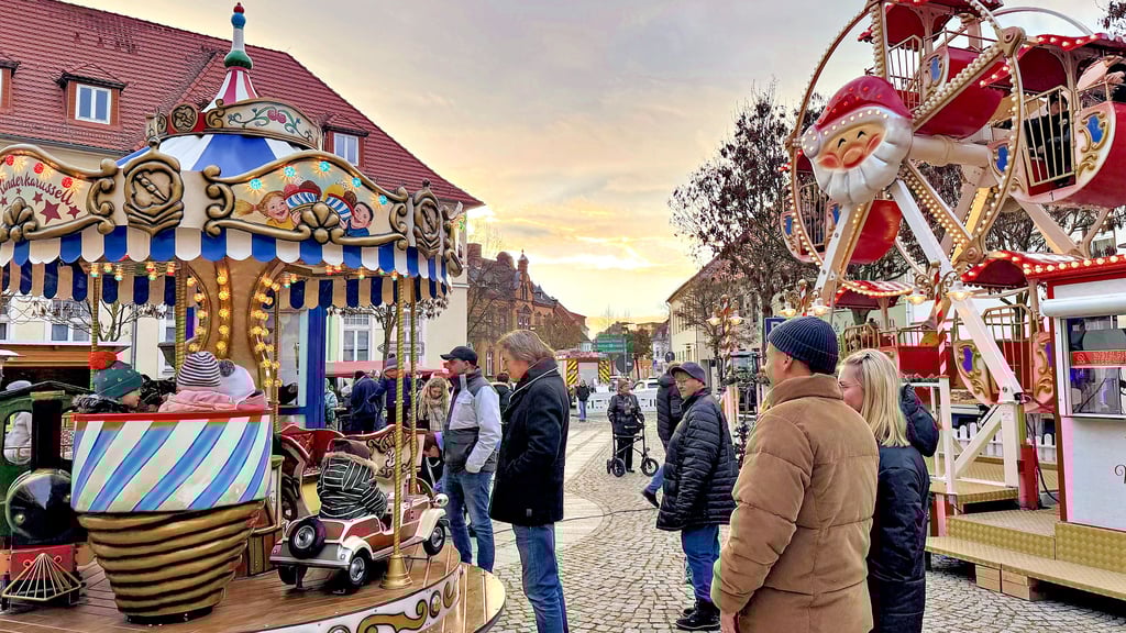 Das Nostalgie-Kinderkarussell und das Nostalgie-Riesenrad des Schaustellerbetriebes Dohmeyer & Müller-Dohmeyer aus Aschersleben waren die Attraktion auf dem Egelner Weihnachtsmarkt. Sie waren den ganzen Tag in Betrieb. 