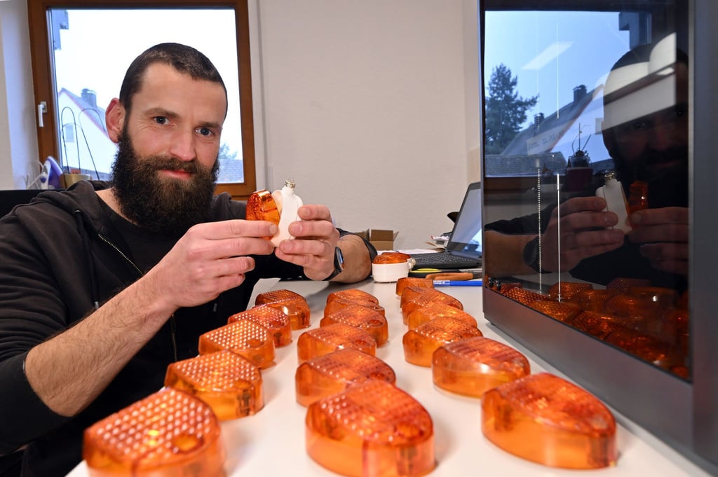 Jan Hofmann montiert Weihnachtsbaumkugeln aus Simson-Blinkern.