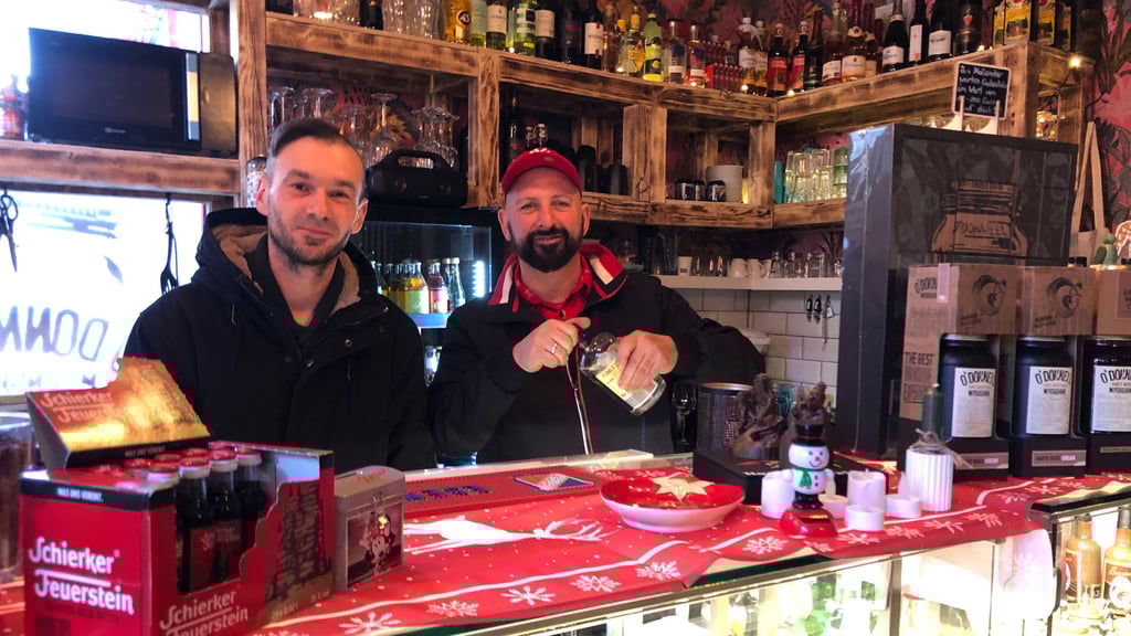 Haben in Quedlinburg „Kork &amp; Bohne" eröffnet und betreiben  das Café und die Bar gemeinsam: Steven Schwarz (l.) und Marc Möser setzen auf ein Konzept, das in der Harz-Stadt noch neu ist.