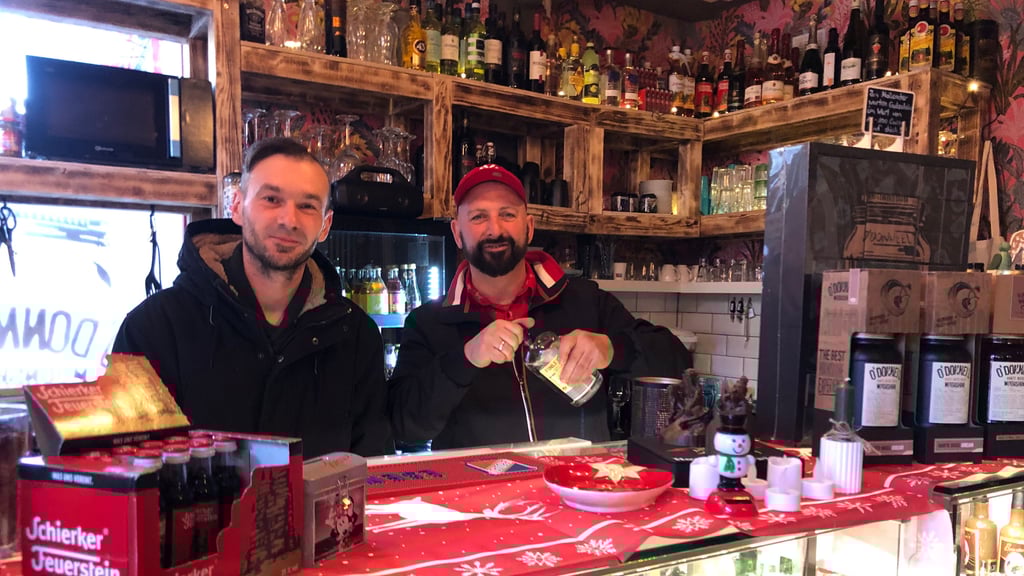 Haben in Quedlinburg „Kork & Bohne" eröffnet und betreiben  das Café und die Bar gemeinsam: Steven Schwarz (l.) und Marc Möser.