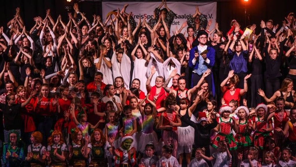 Zahlreiche Sportler aus den unterschiedlichsten Vereinen nahmen an der 24. Sportgala des Kreissportbundes Saalekreis teil und begeisterten das Publikum mit einem zweieinhalbstündigen Programm aus abwechslungreichen Darbietungen und weihnachlichen Klängen.