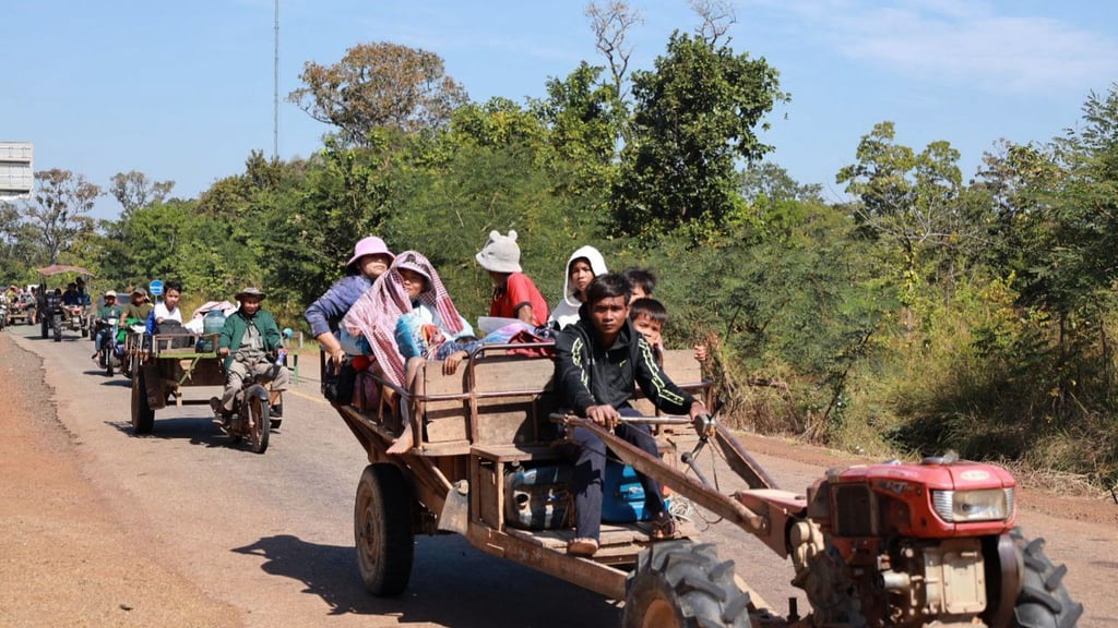 Vor der neuerlichen Gewalteskalation fliehen die Anwohner im Grenzgebiet von Thailand und Kambodscha – mitunter auch auf Traktoren.