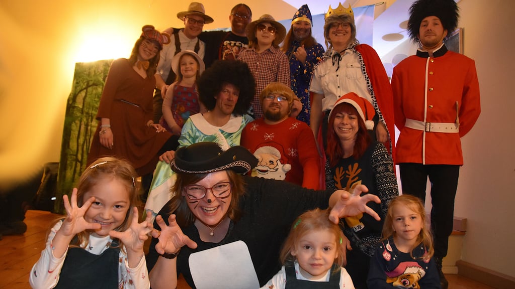 Unterwegs im Velsdorfer Märchenwald (vorn v. l.): Merle Knispel, Sylvia Knispel, Maike Knispel und Ida; (sitzend; v.l.) Marcel Sawallich, Kristian Ernst und Sandra Wille; (stehend; v.l.) Mia Schmidt-Wille, Jette May, Daniel May, Steven Heider; Hannah Ernst, Nadine Heider, Doreen Ernst und Mathias Berninger.