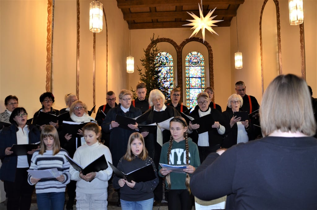 Zum Auftakt des Steutzer Weihnachtsmarktes fand das traditionelle Adventskonzert statt, bei dem die teilnehmenden Chöre einzeln, aber auch zusammen auftraten wie hier der Kirchen-, der Männer- und der Jugendchor. Daneben lauschten die Zuhörer der Mandolinengruppe und dem erst neu gegründeten Kinderchor.