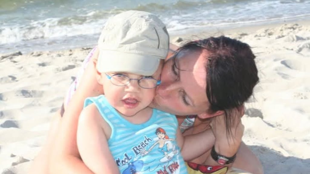 Marlon vor einigen Jahren mit seiner Mutter am Strand. 