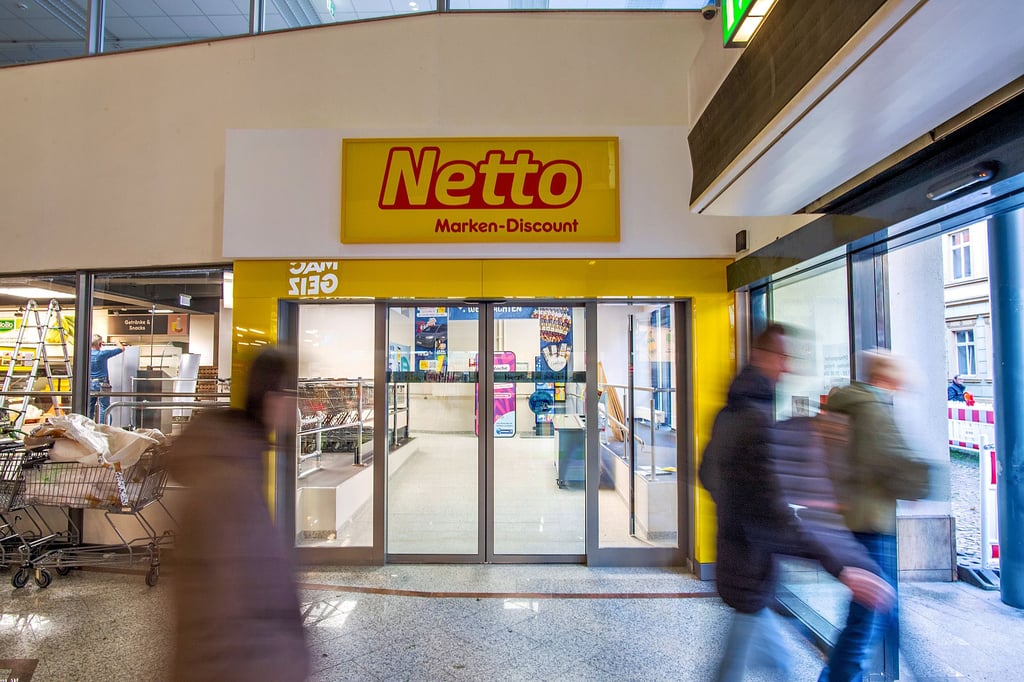 Ab Dienstag, 9. Dezember,  geöffnet: der neue Eingang des „Netto“-Marktes an der Naumburger Salzstraße. Der bisherige Eingang wurde verschlossen.