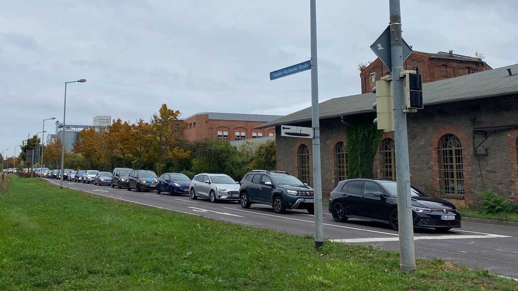 Auf der Theodor-Kozlowski-Straße in Magdeburg staut sich der Verkehr immer wieder.