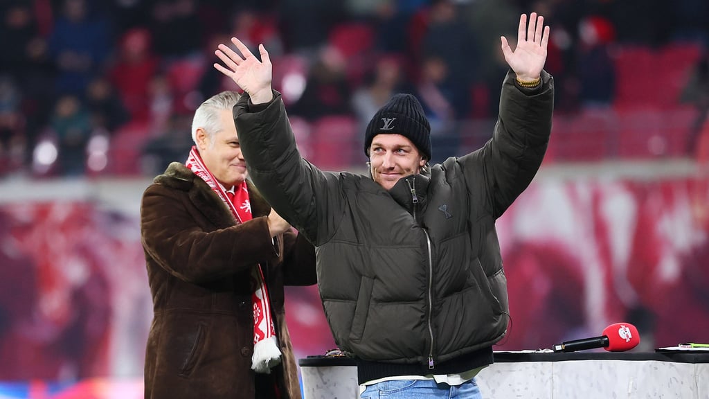 Emil Forsberg im Stadion bei RB Leipzig zu Besuch.