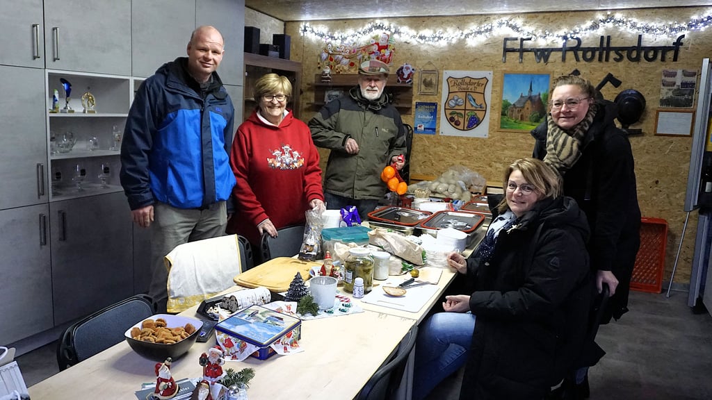 Einar Fiedler (3. v. li. ) und seine Mitstreiter im nun mit einer neuen Kücheneinrichtung voll ausgestatteten Vereinsheim der Rollsdorfer Boule-Freunde 