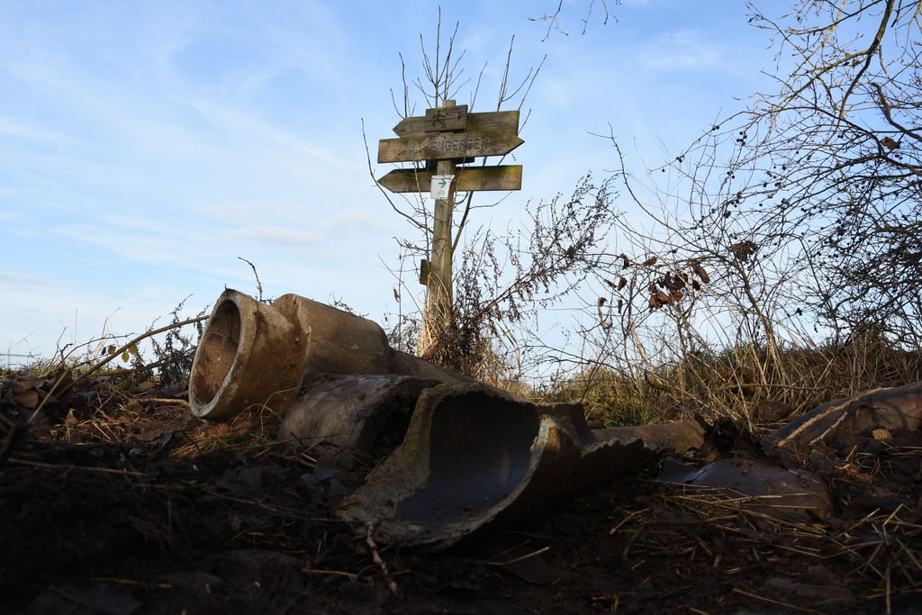 Das kaputte Wasserrohr am Weg zwischen Wernstedt und Engersen zeugte am Montag noch von der Havarie am Sonntag.