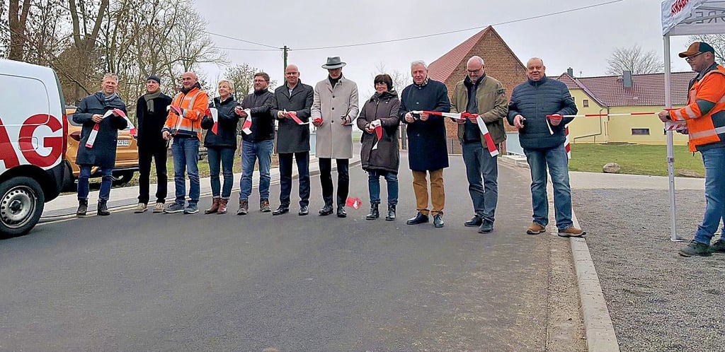 Vertreter von Stadt und Kreis sowie von den beteiligten Firmen nahmen die offizielle Übergabe der sanierten Ortsdurchfahrt in Trebnitz vor.