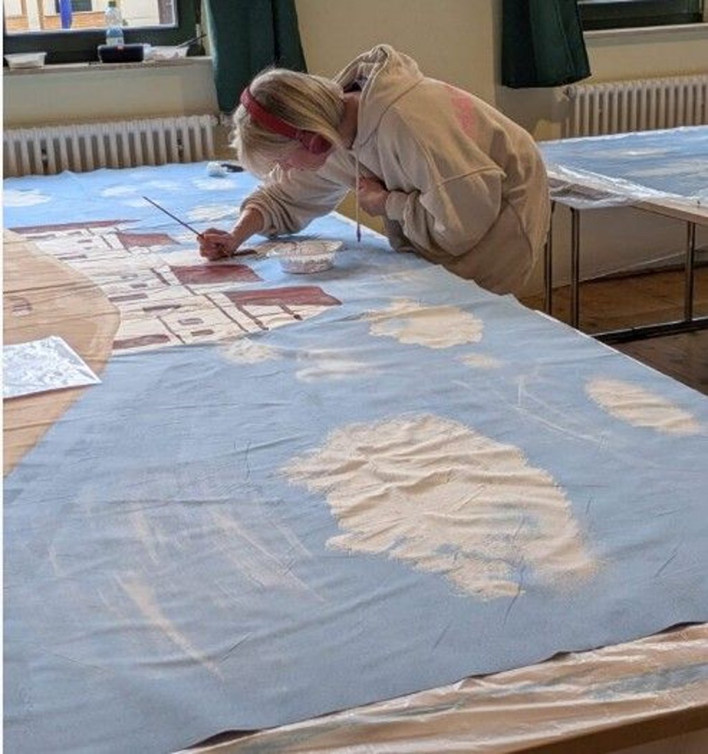 Die vielen Helfer und Vereinsmitglieder erstellen die Bühnenbilder und Kostüme in Eigenleistung.