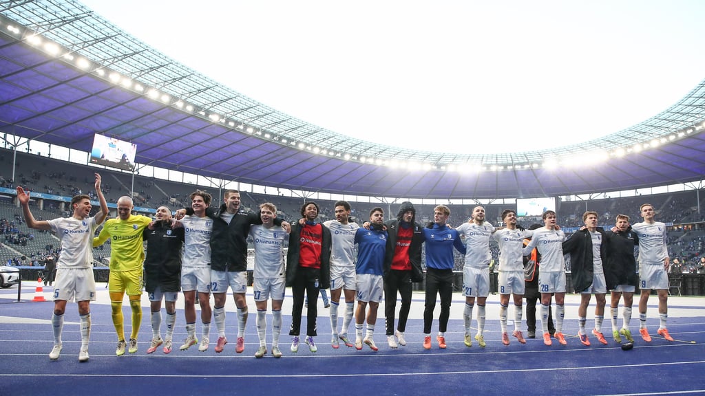 Freude und Erleichterung machte sich bei den Profis des 1. FC Magdeburg nach dem Sieg in Berlin breit.