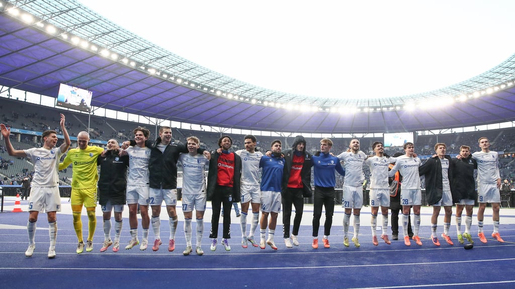 Freude und Erleichterung machte sich bei den Profis des 1. FC Magdeburg nach dem Sieg in Berlin breit.