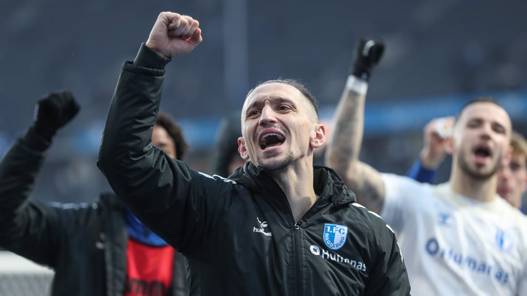 In Feierlaune: Baris Atik nach dem Sieg seines 1. FC Magdeburg bei Hertha BSC.