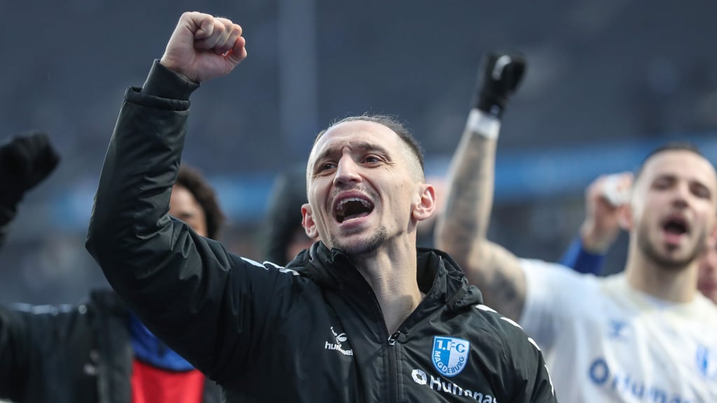 In Feierlaune: Baris Atik nach dem Sieg seines 1. FC Magdeburg bei Hertha BSC.