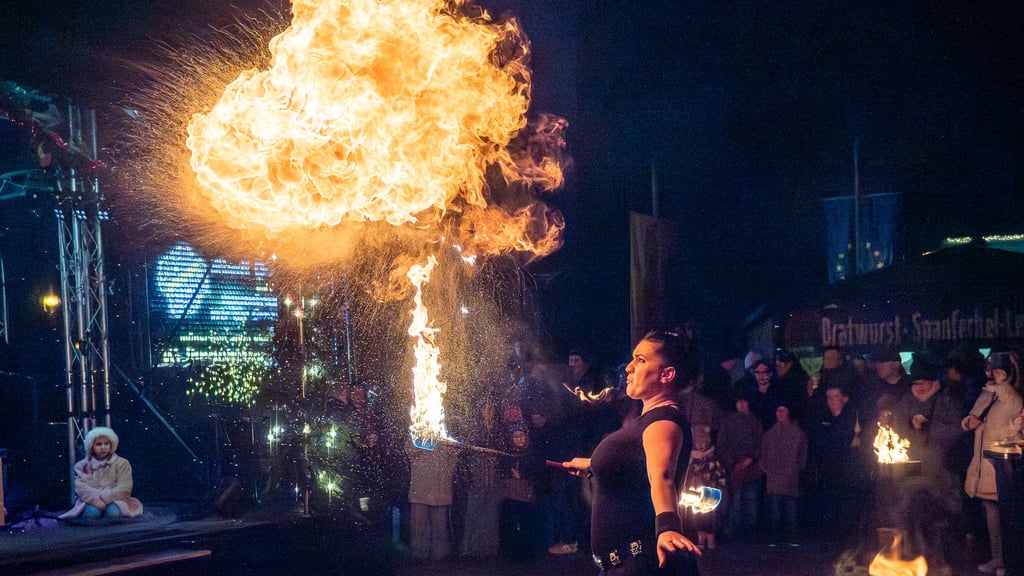 Für zwei Höhepunkte an beiden Tagen sorgten beeindruckende Feuershows. Am Sonnabend war es Cynthia mit der Phoenix-Show, die für Staunen im weiten Rund sorgte. Und so blieb dem ein oder anderen der Mund weit offen stehen, als Feuerbälle glühend heiß über dem Platz des Friedens gen Himmel schossen. 