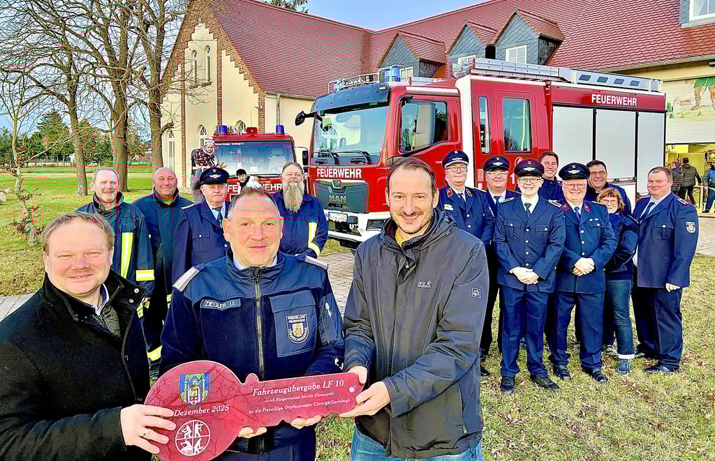 Martin Zbyszewski (l.) übergab das LF 10 an Zugführer Udo Ziegler (Mitte) und Cörmigks Ortsbürgermeister Robby Starke. 