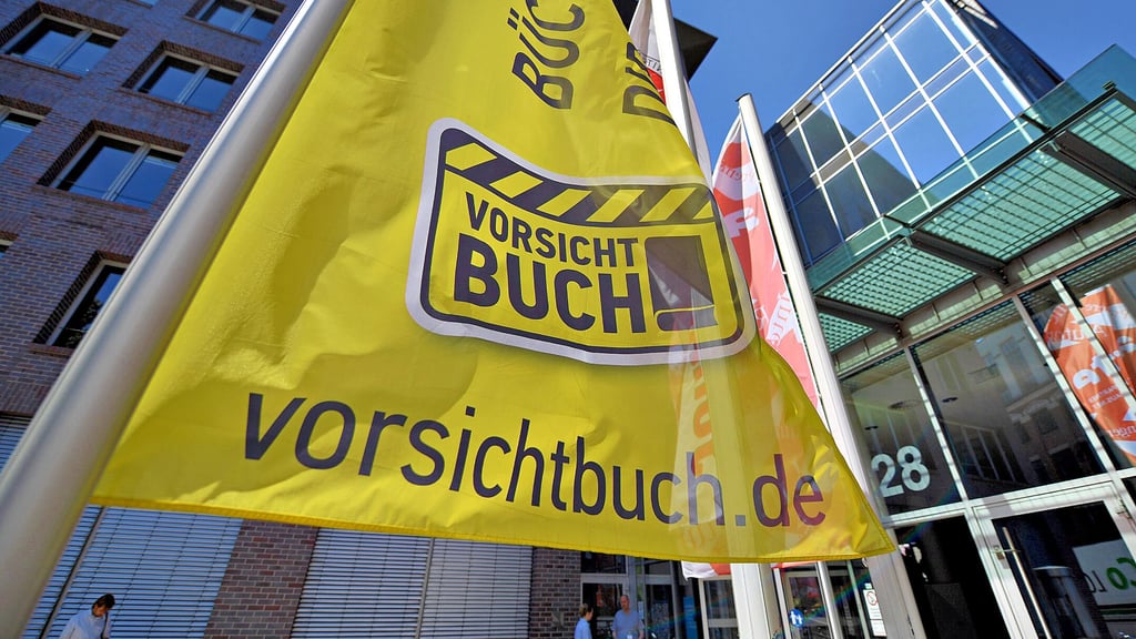 Haus ohne Hüter: Kampagnen-Fahne des Börsenvereins vor dem Literaturhaus Leipzig