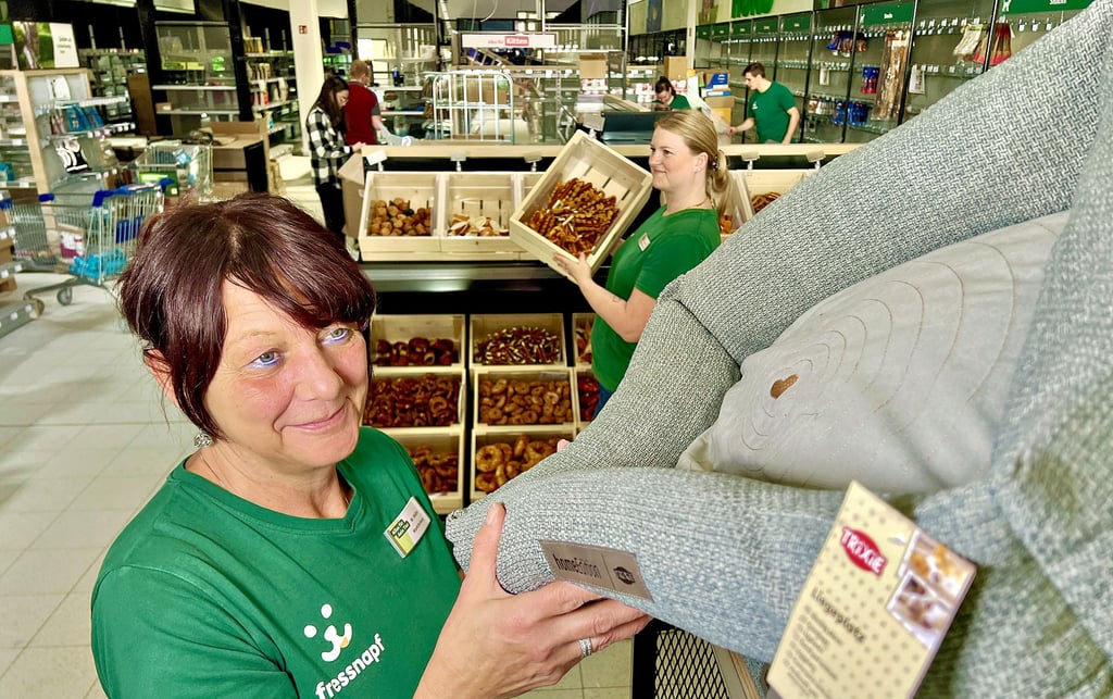 Großes Einräumen in der neuen Fressnapf-Filiale in Bernburg. Auch die Marktleiterin Manuela Müller (l.) und ihre Stellvertreterin Stefanie Schenke packen mit an. 