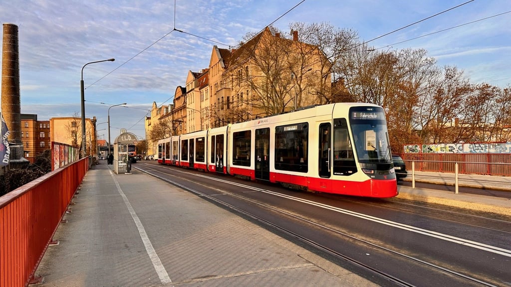 Die neue Tina-Straßenbahn: Markenzeichen sind die XXL-Fenster. Doch die bereiten der Havag jetzt Kopfzerbrechen.