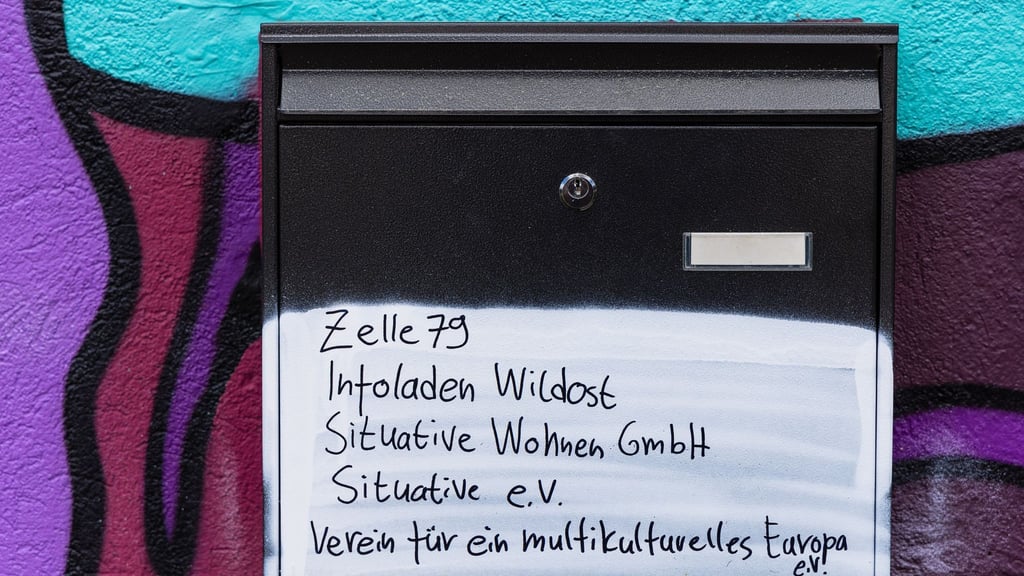 Wieder ist das alternative Wohnprojekt „Zelle 79“ in Cottbus angegriffen worden. Ein Böller zerstörte am Sonntagabend den Briefkasten am Gebäude.