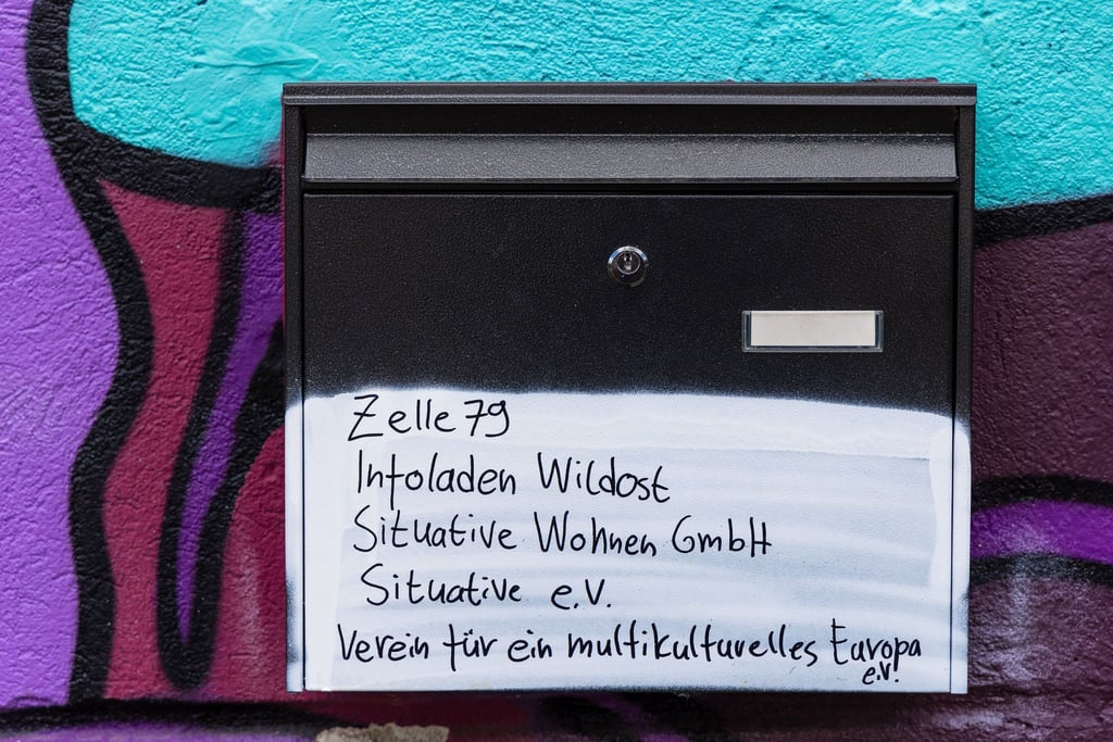 Wieder ist das alternative Wohnprojekt „Zelle 79“ in Cottbus angegriffen worden. Ein Böller zerstörte am Sonntagabend den Briefkasten am Gebäude.