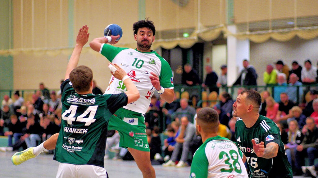 Der HC Aschersleben, hier mit Noah Balint beim Wurf, konnte beim SV Oebisfelde nicht punkten und unterlag knapp. 