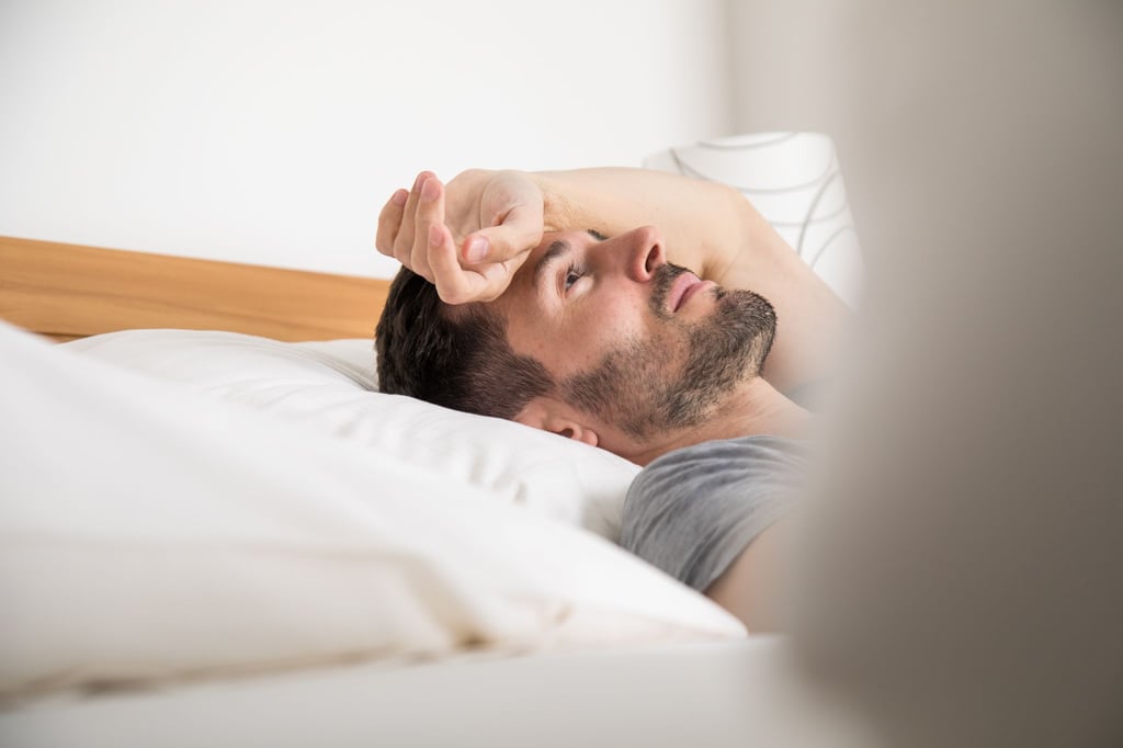 Nächtliches Aufwachen ist ein normaler Bestandteil des Schlafs und meist unproblematisch, doch anhaltende Schlafprobleme mit Auswirkungen auf den Alltag erfordern professionelle Unterstützung.