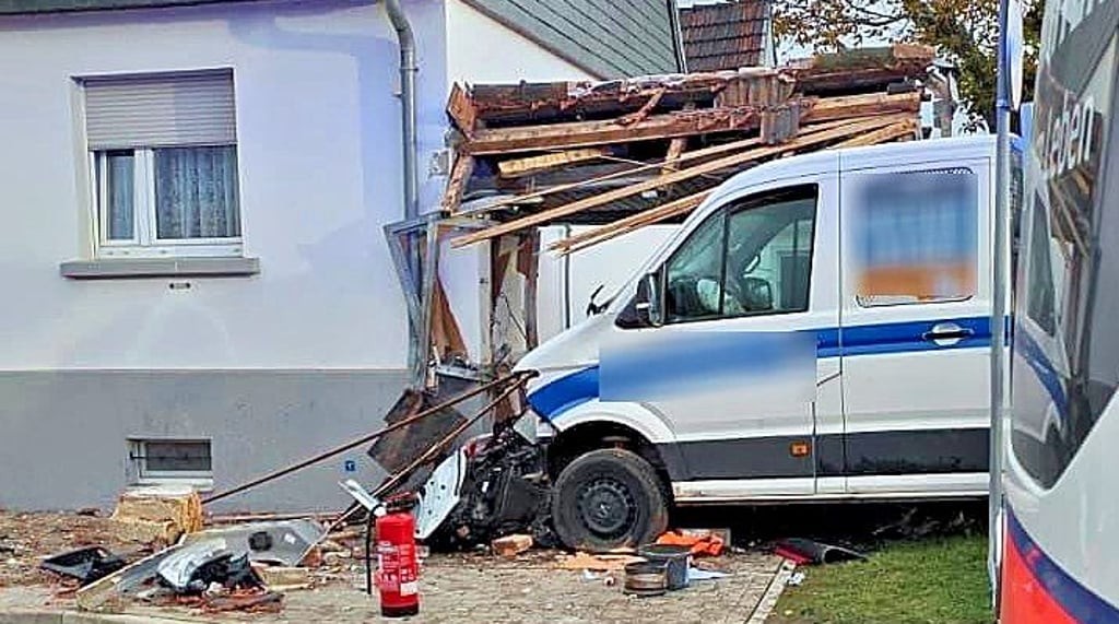 In Gerbitz war ein Transporter in eine Hauswand gekracht. 