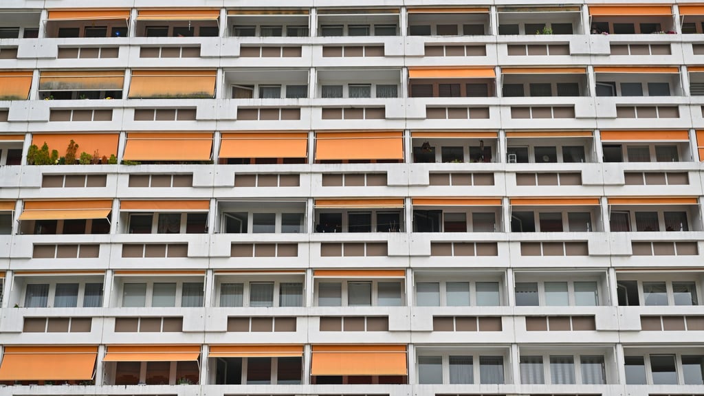 Hohe Mieten begünstigen dem Paritätischen Verband zufolge Armut. (Symbolbild)