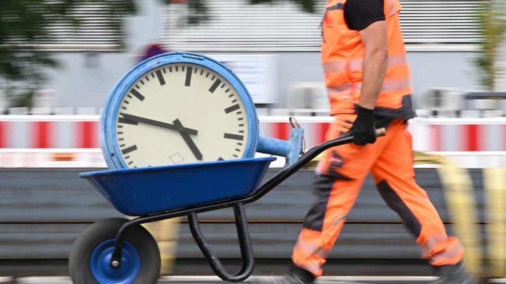 Immer wieder wird über die Arbeitszeit und auch die Abschaffung von Arbeitstagen diskutiert. (Symbolbild)