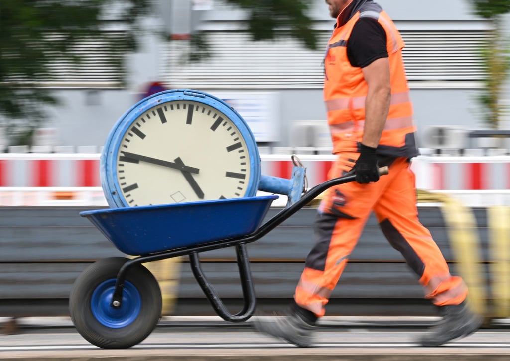 Immer wieder wird über die Arbeitszeit und auch die Abschaffung von Arbeitstagen diskutiert. (Symbolbild)