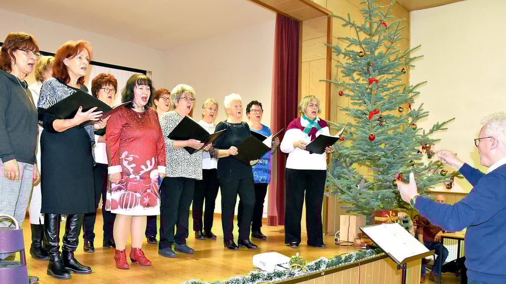 Der Hecklinger Frauenchor unter der Leitung von  Bernd Krafczyk erfreute die Senioren mit Weihnachtsliedern.
