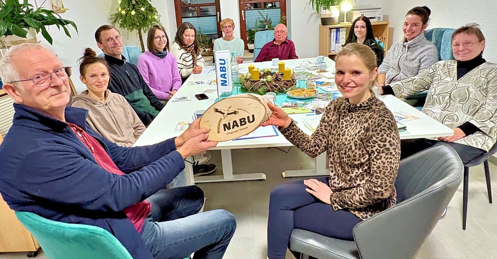 Eine  neue NABU-Ortsgruppe ist in Hettstedt gegründet worden. Jürgen Grobe (li.) vom NABU Sachsen-Anhalt stand den Hettstedtern beratend zur Seite und gratulierte Franziska Hillmer (re.) zur gewählten Vorsitzenden.  