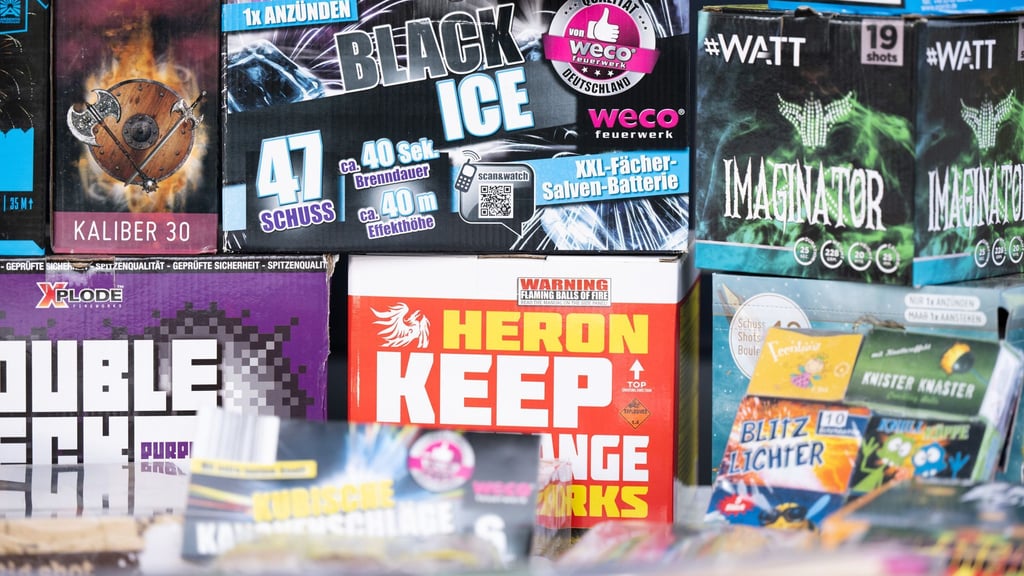 Dresdner Zollbeamte haben an der Autobahn 17 einen Wagen mit 340 Kilogramm Pyrotechnik aus dem Verkehr gezogen. (Symbolbild)