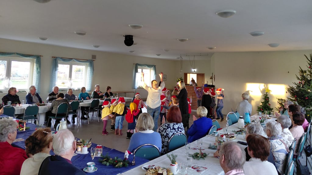 Die Kita-Kinder aus Derben unterhalten die Senioren im Elbehaus.