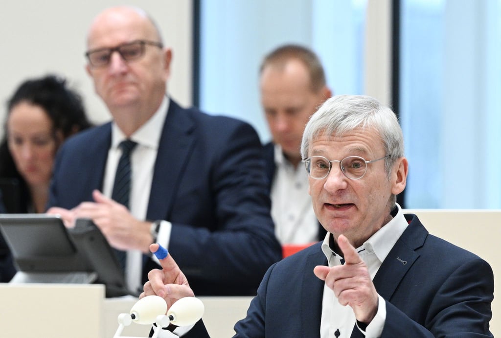 AfD-Fraktionschef Berndt (vorne) will Brandenburgs SPD-Regierungschef Woidke (links) zur Vertrauensfrage bewegen. Damit soll geklärt werden, ob der Ministerpräsident noch die Unterstützung der Parlamentsmehrheit hat. (Archivbild)