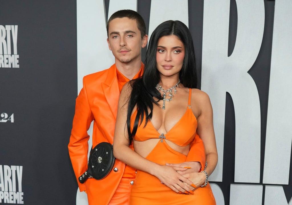 Zweimal in Orange: Timothée Chalamet (l) und seine Freundin Kylie Jenner bei der „Marty Supreme“-Premiere.
