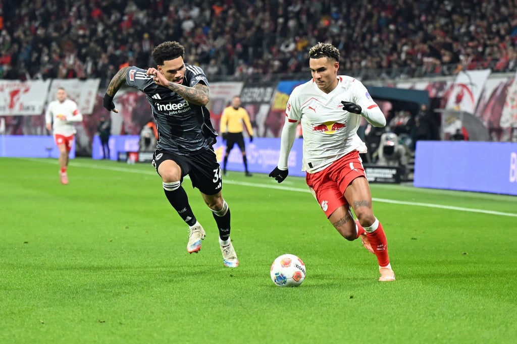 Antonio Nusa (RB Leipzig/r.) fällt verletzt aus. (Archivbild)