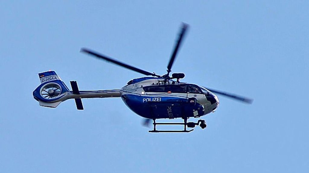 Die Polizei suchte in Stendal per Hubschrauber ein 14-jähriges Mädchen. Der Helikopter war schon mehrfach, hier 2023, über dem Stadtsee im Sucheinsatz.