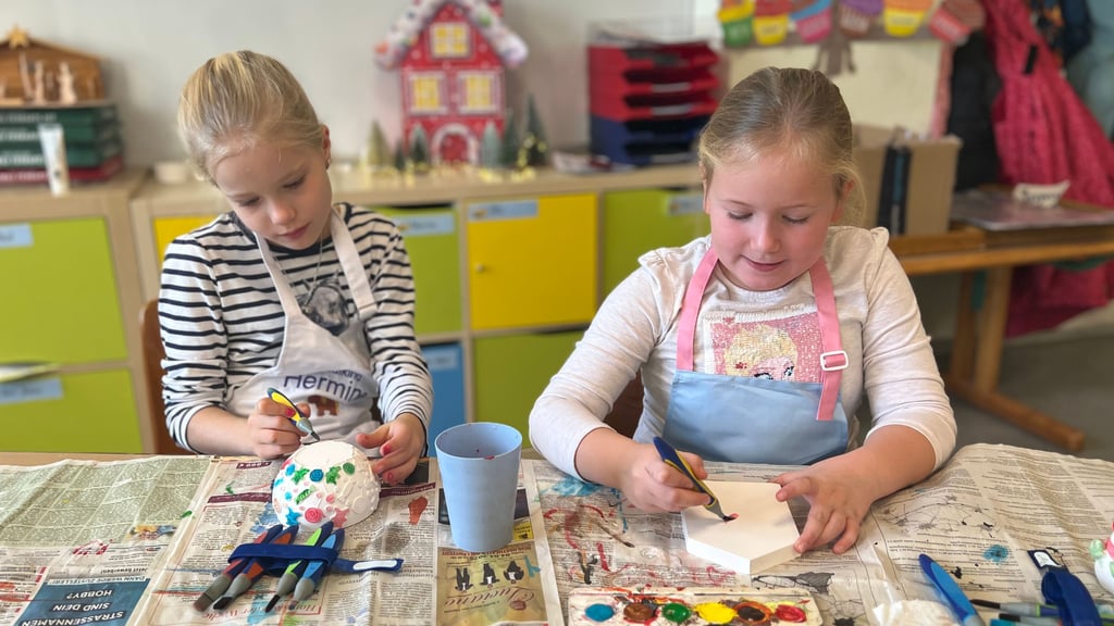 Die Zweitklässlerinnen Hermine und Hera-Lee basteln kleine Geschenke.