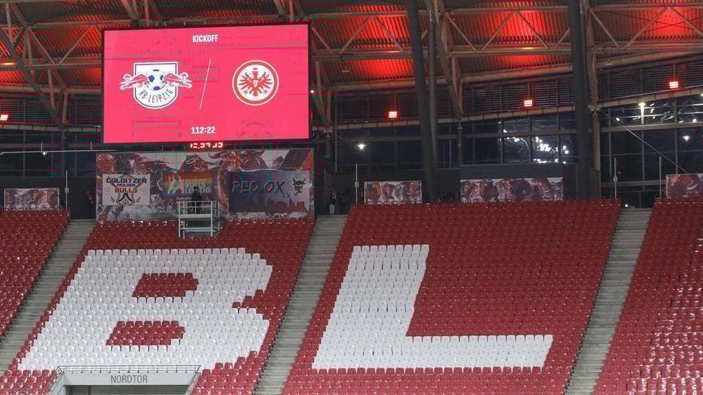 Hinter den Fanblock sind kleine Sichtschutzwände zu sehen.