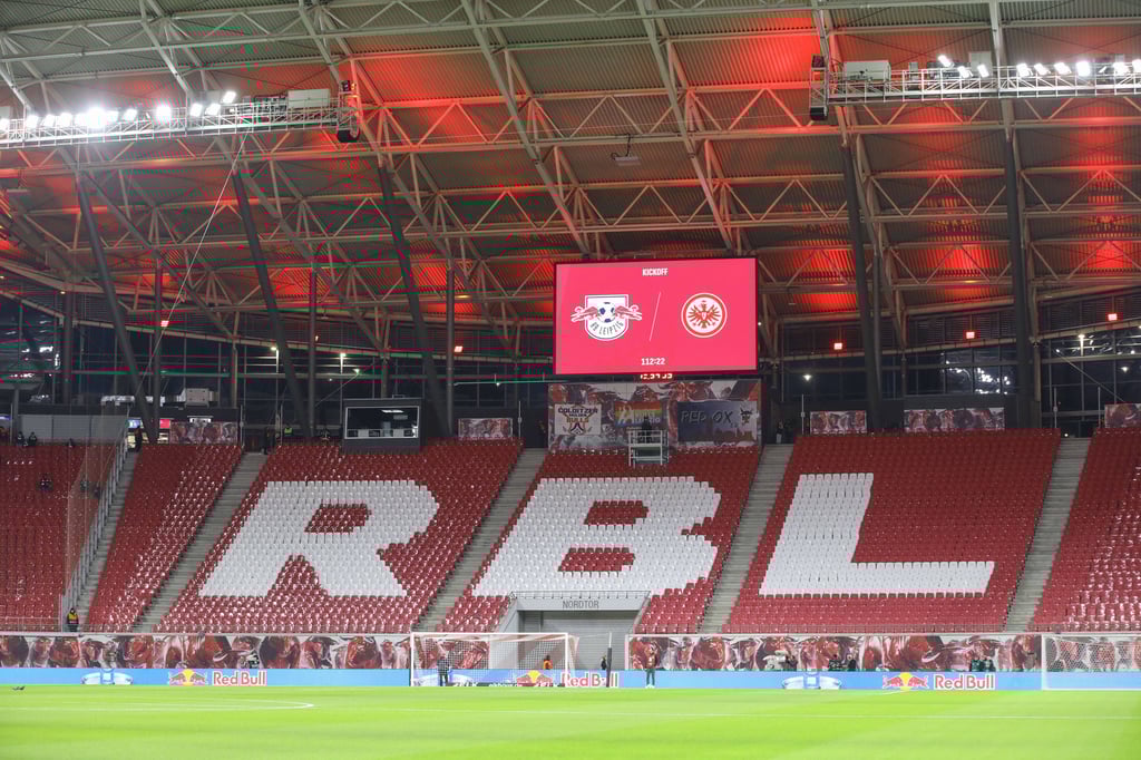 Hinter den Fanblock sind kleine Sichtschutzwände zu sehen.