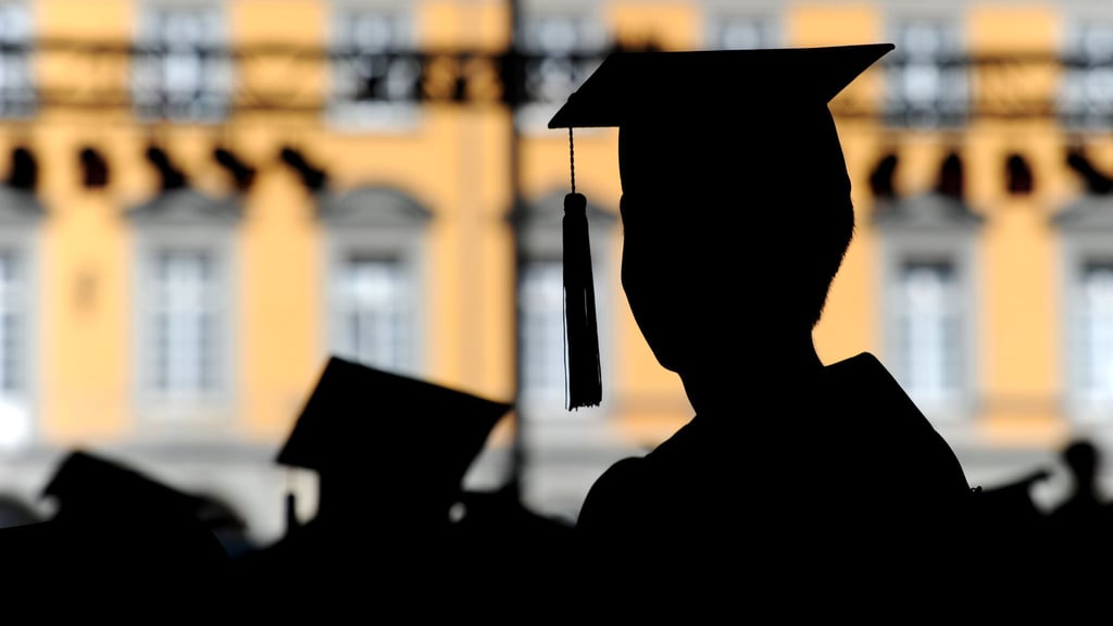 Frauen starten häufiger ein Studium als Männer, doch auf dem Weg zur Professur sinkt ihr Anteil deutlich. (Symbolbild)
