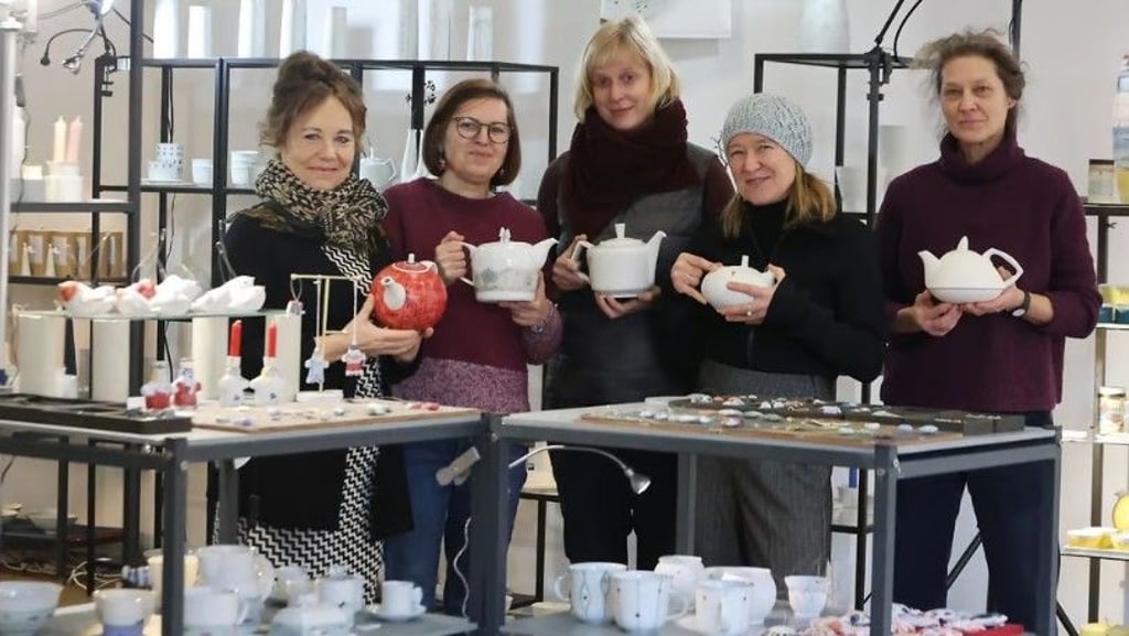 „Schwungvoll“ - unter diesem Motto bieten die Keramikerinnen (v.l.) Ulrike Friedemann, Claudia Stölzel, Sylvia Kögler, Antje Dietrich-Gottwald und Katrin Schücke in ihrem Laden am Alten Markt Schönes und Zerbrechliches aus Keramik und Porzellan an.