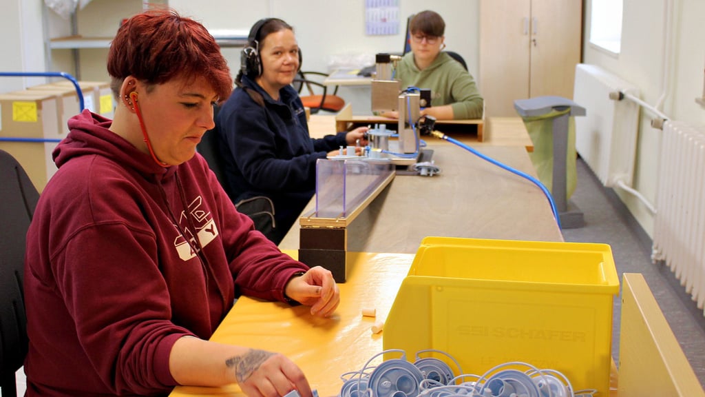 Christine Kausch, Gesine Nadler und Stephanie Blümler produzieren Behälter, die später im Krankenhaus eingesetzt werden. 