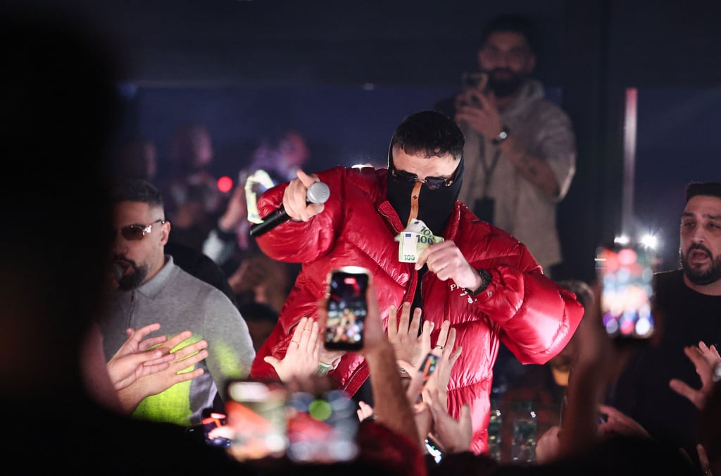 Rapper Aykut Anhan, alias „Haftbefehl“ polarisiert aktuell wegen der Netflix-Doku „Babo“. Schüler fordern, Songtexte von Rappern wie „Haftbefehl“ auch im Unterricht zu behandeln.